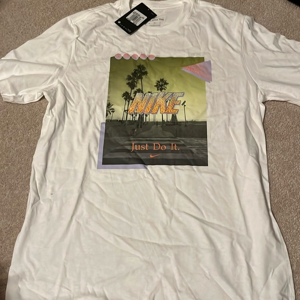NWT Nike Men’s White Tshirt Size Medium